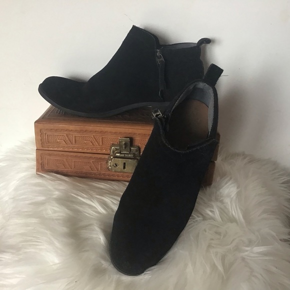 Toms black leather and wool blend side zip 1” heel booties. Size 7 - Picture 1 of 11